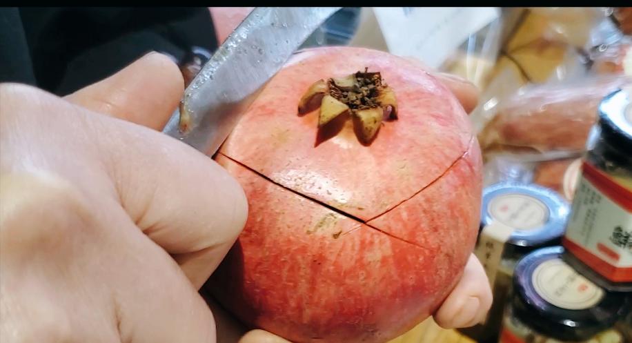 开石榴的小妙招不用刀子,开石榴的小妙招用勺子敲