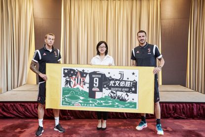 尤文最新队服,尤文纪念球服