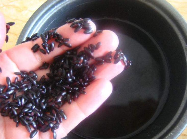 蒸黑米易烂的窍门,黑米大米饭怎么蒸软