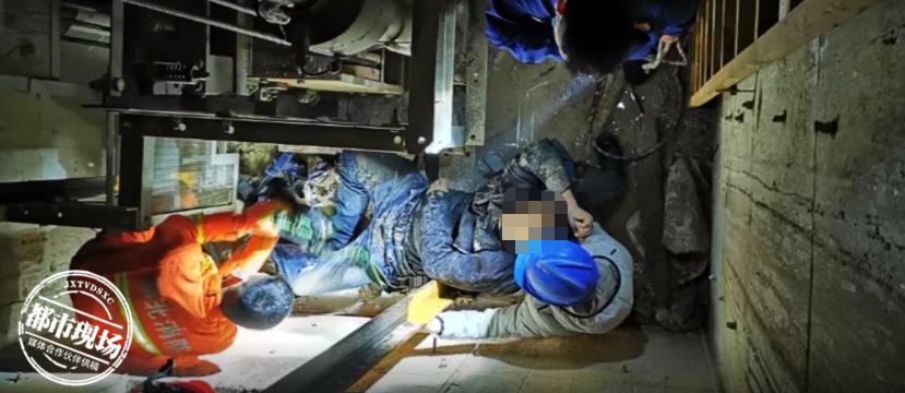 男子乘电梯意外电梯门打开后掉落,男子爬到电梯顶上电梯突然启动