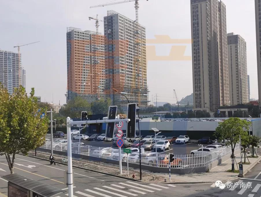 商务区无商务、300米地标成停车场！鼓楼滨江，我还要等你多久？