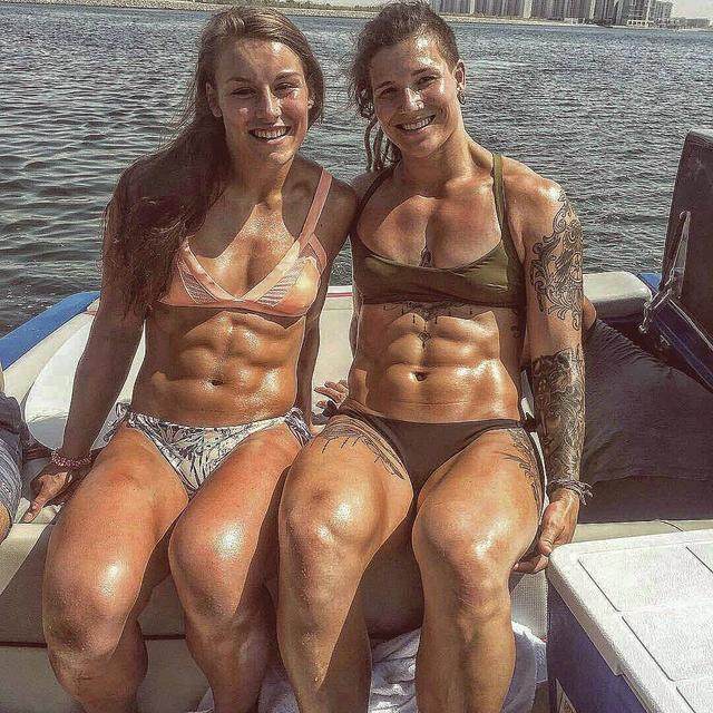 腿部训练哑铃深蹲怎么做,最锻炼大腿部肌肉的深蹲方式