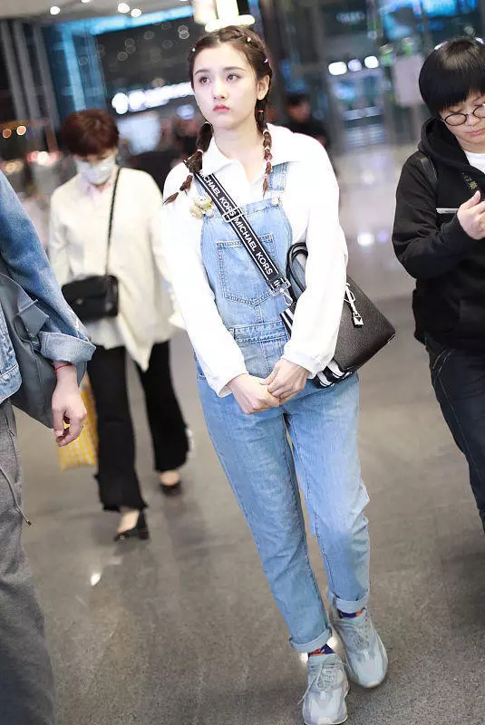 宋祖儿帆布包,宋祖儿包包里装什么