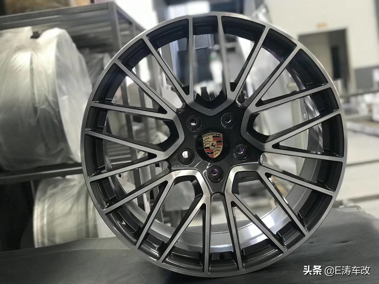 保时捷macan原厂鸟巢轮毂,保时捷鸟巢轮毂走起来的效果