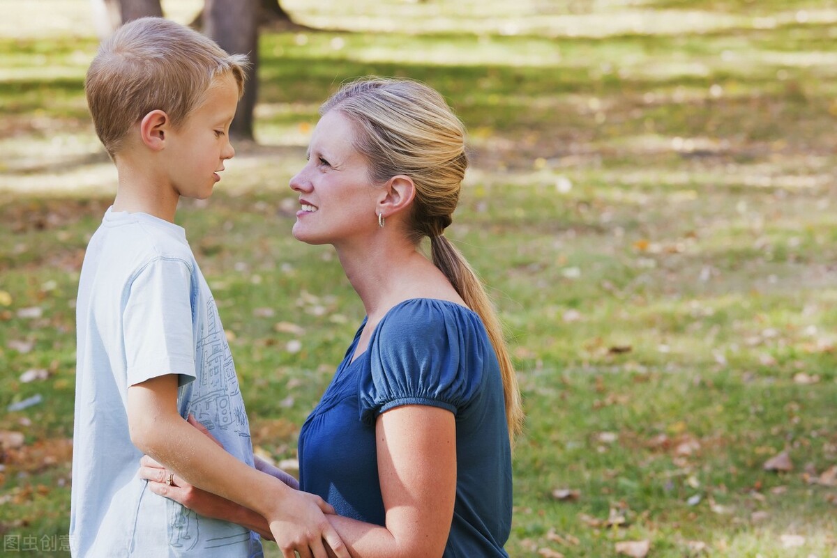 两岁的孩子打人摔东西怎么应对,小孩喜欢摔东西怎么办五岁