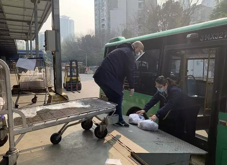 @武汉人从下单到收货，团购的物资套餐原来是这样送到你手上的