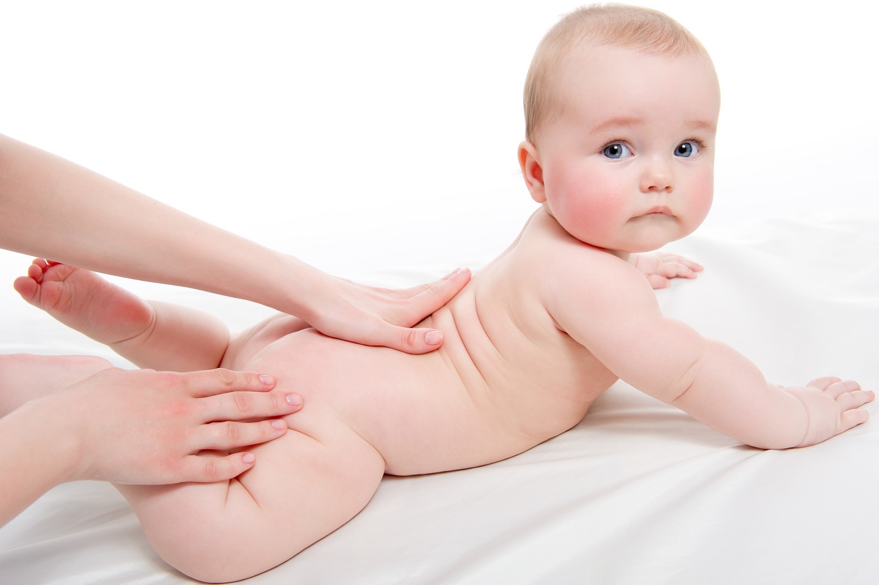 为何宝宝爱趴着睡，也许是因为这个部位不舒服