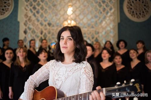 颜值与歌声成正比的魅力女神，清澈嗓音给你一天好心情