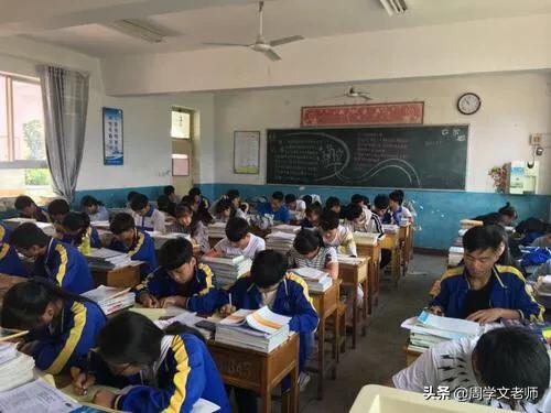 星月灿烂齐人心，岁月如歌育群贤——优秀班主任发言稿