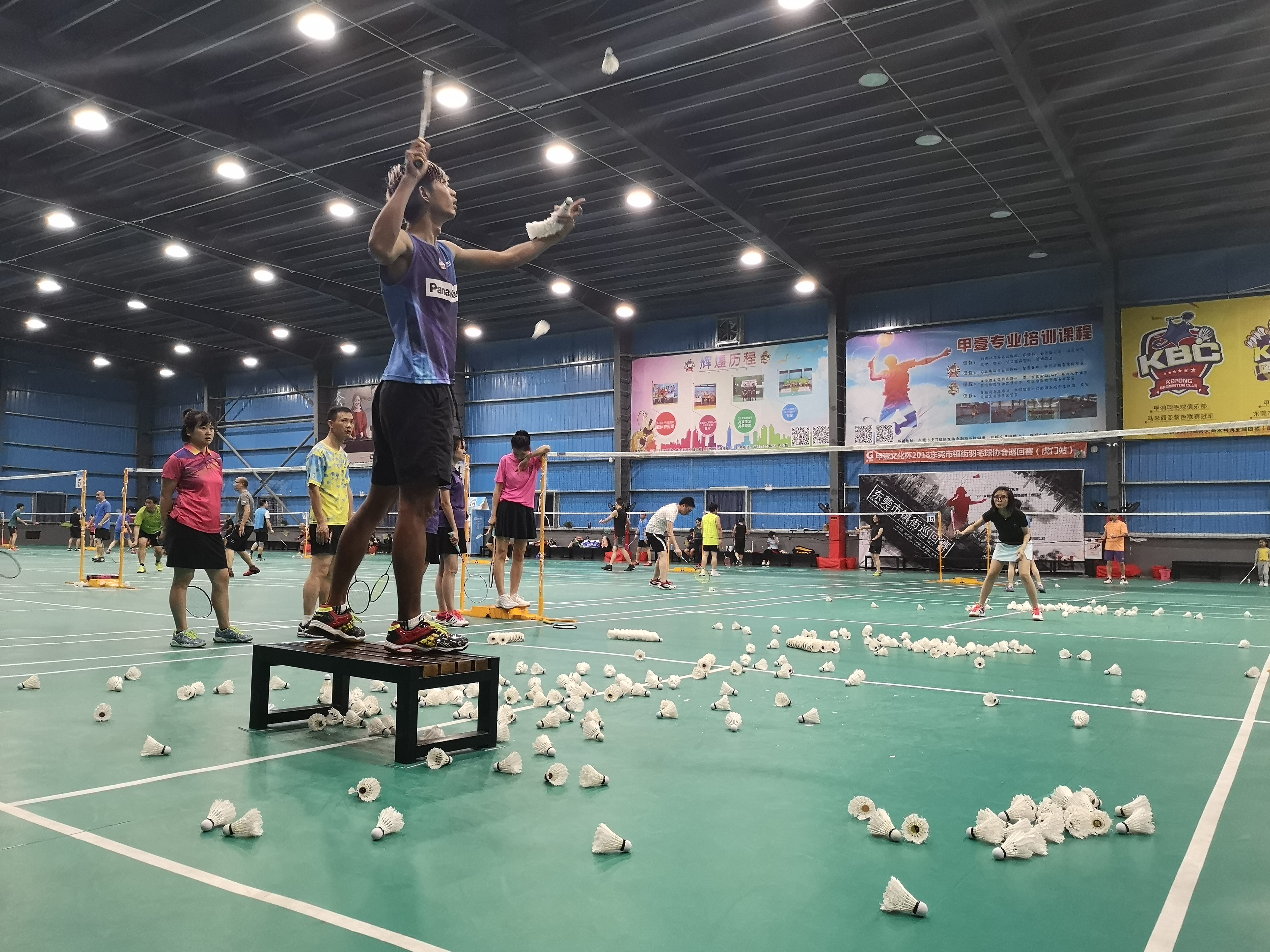 10000平室内游戏厅,居家室内羽毛球场地