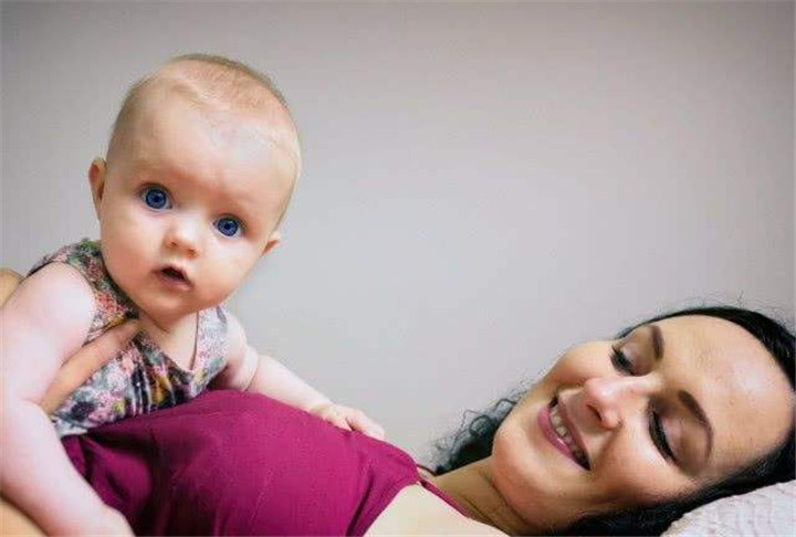 宝宝厌奶期怎样才是不强迫喂奶,宝宝厌奶不吃奶瓶只吃母乳怎么办