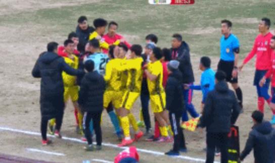 中甲被肘击者吃红牌裁判,中甲外援遭肘击后得黄牌被罚下