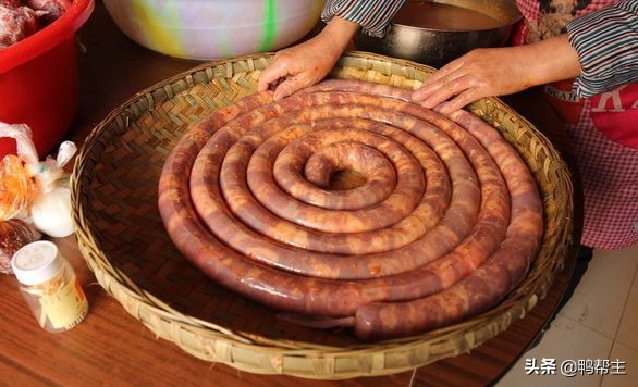 做腊肠放什么调料才好吃,做腊肠用的调料和肠衣