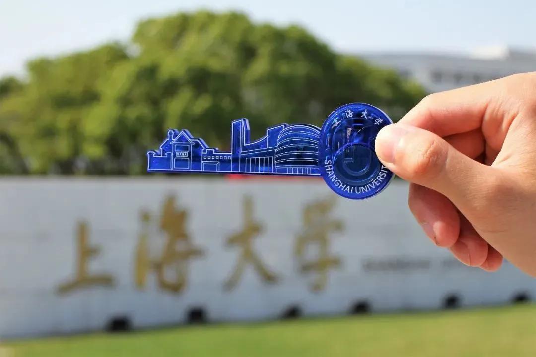 2021高校录取通知书设计！黑科技芯片、酸性镭射、星空灯…