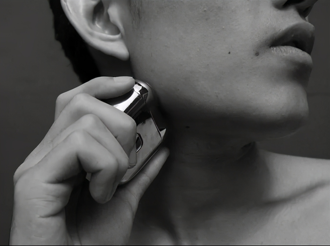 旋转式电动剃须刀刮胡子教程 (旋转剃须刀刮胡子)