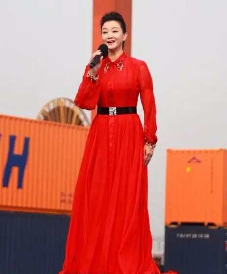 53岁*祖英宋**不见老，穿西服配透纱衫赶时髦，剪短头发更是气质脱俗