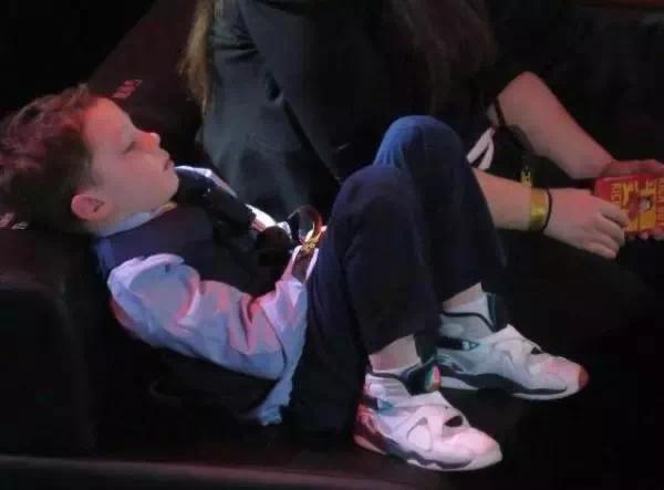 退圈读书、捞快钱、疑似“秃顶”，“表情包”萌娃现状大不同