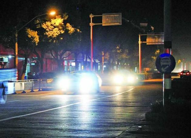 晚上开车光线刺眼怎么调整,开车时光线太强怎么办