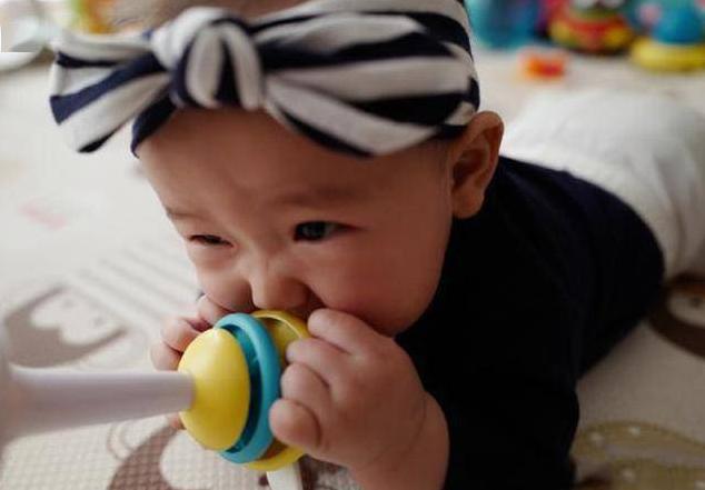 宝宝乱吃东西怎么办,宝宝乱吃东西时要不要纠正