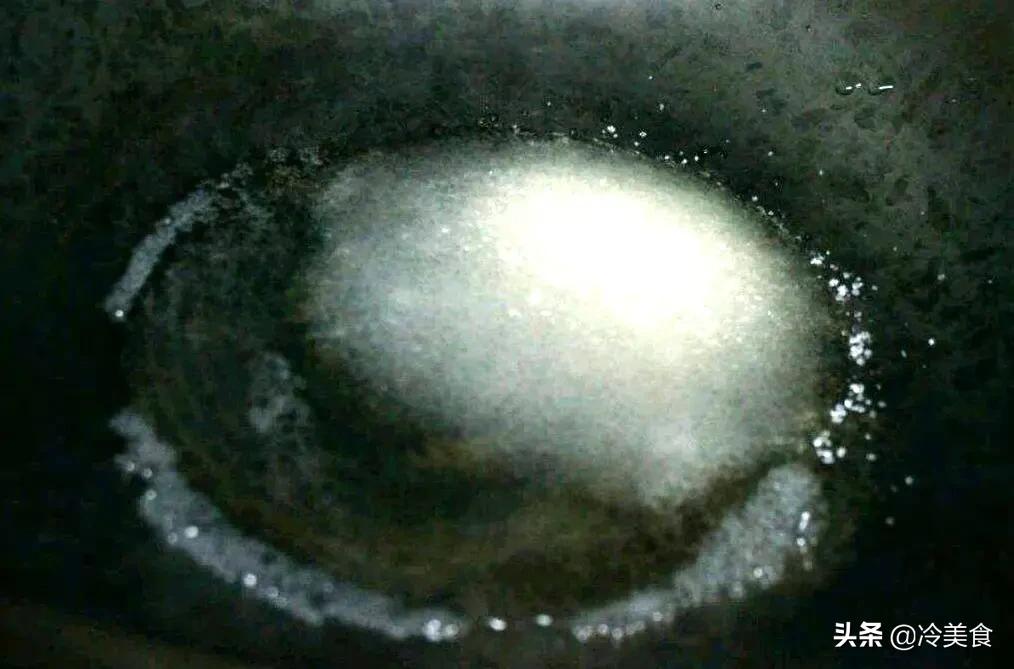 炒糖色糊锅的正确方法,炒糖色怎么老有黑渣