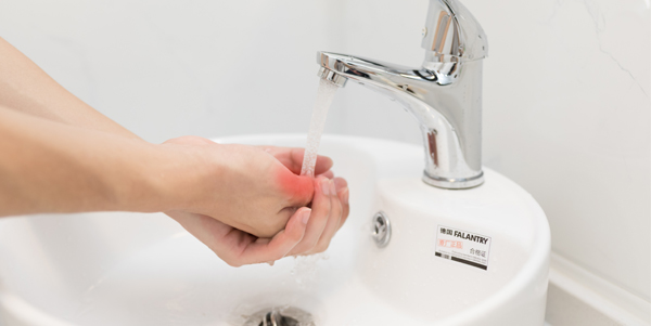 被油烫伤应该怎么紧急处理,大面积烫伤紧急处理四个步骤