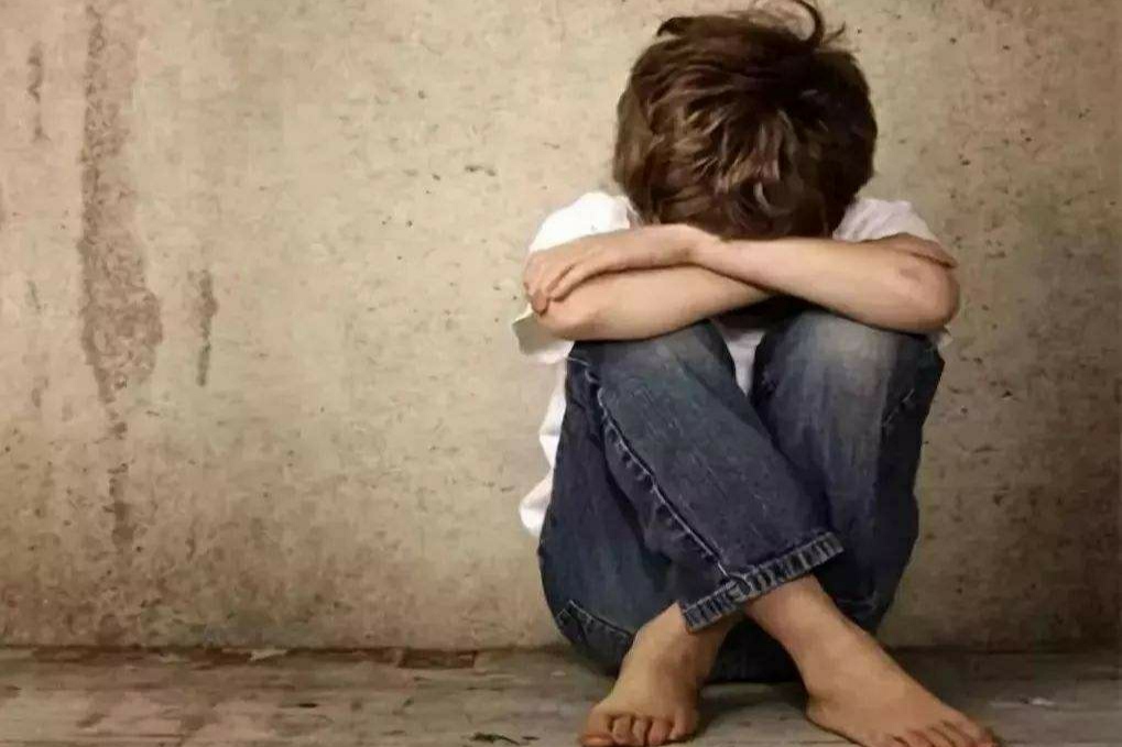 女儿发烧一个劲告诉妈妈屋里有人,11岁孩子发烧胡言乱语