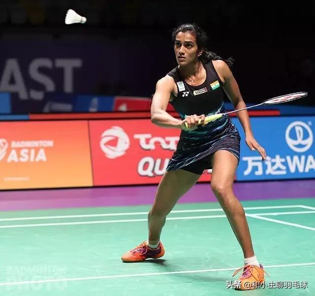 羽毛球如何确认击球点和击球时机,怎样解决羽毛球击球点靠后的问题