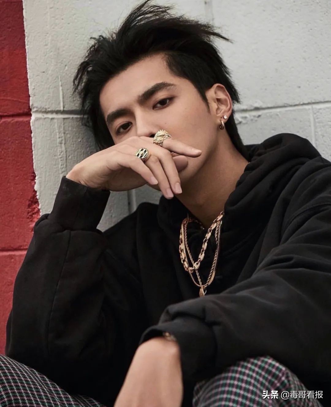 简约的首饰往往是穿搭的必杀技,首饰穿搭