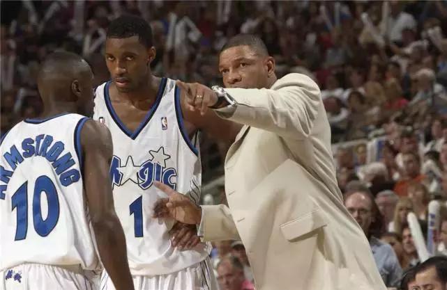 麦迪为什么投篮弧度低,麦迪天生脊柱弯曲的影响