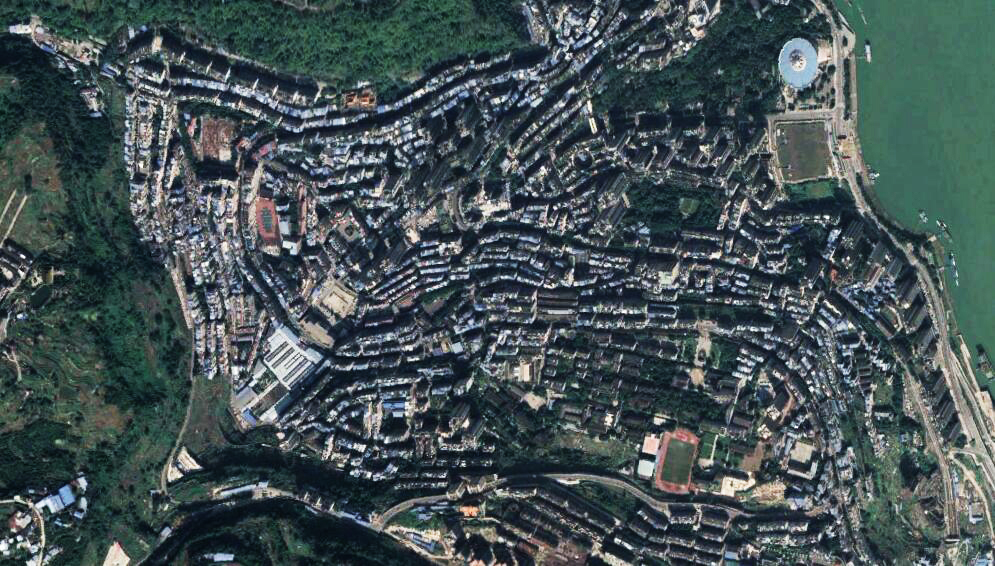 卫星上看重庆万州：沿江而建的山城，城镇形态不太集中