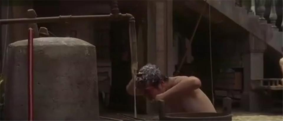 还记得电影功夫前期的经典片段吗,还记得功夫里的龅牙珍吗