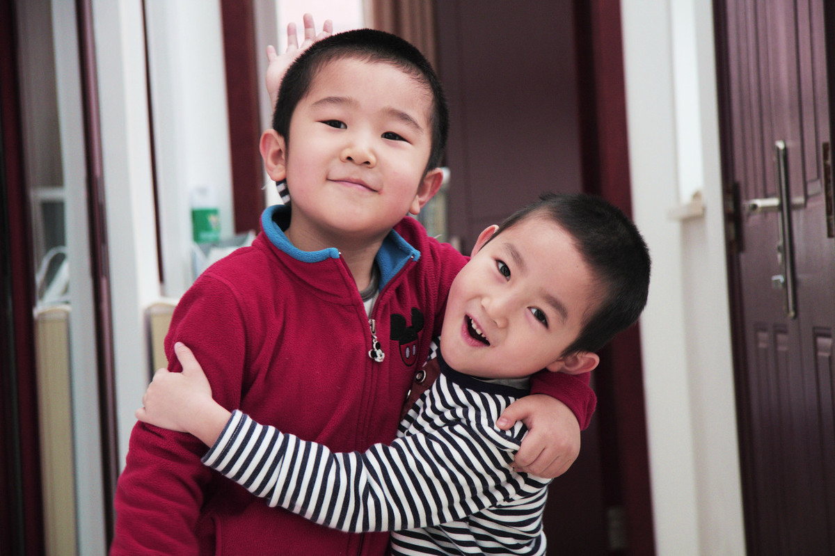 孩子总是偷涂口红怎么办,女儿偷抹妈妈口红怎么引导