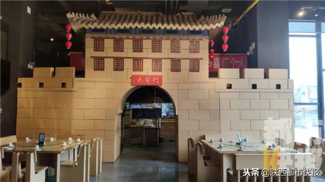 用废弃纸箱造出一座餐厅纸做的单人椅子能承担300斤以内的顾客