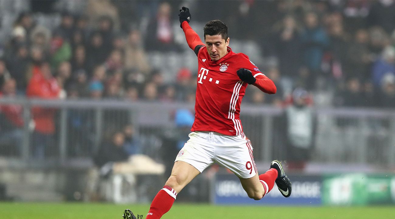 “欲追梅罗,先平莱万”,现役足坛第一中锋,他究竟有多强?