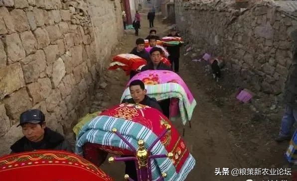 农村新娘在结婚当天，为何要憋着尿入洞房？原来其中讲究这么多