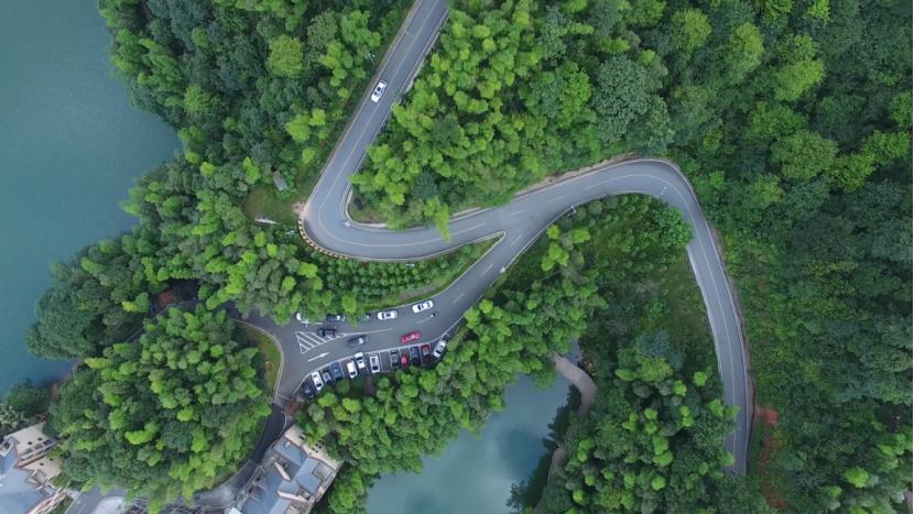 10元钱，住一晚四星级酒店，吃三顿自助餐，它不香吗？