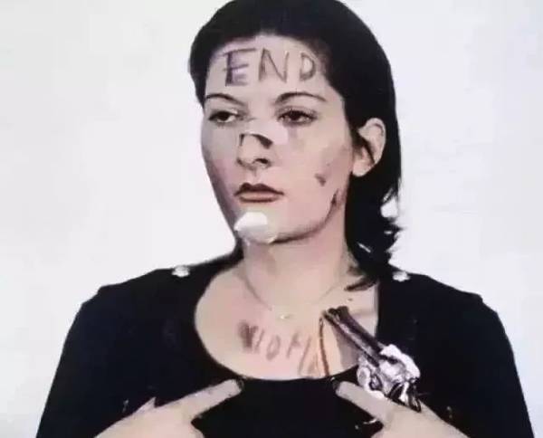 33层监狱顶层的人吃大餐,33层监狱吃饭