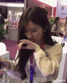 这只鹦鹉一直以为他是一只猴，所以每天都在重复做这个动作