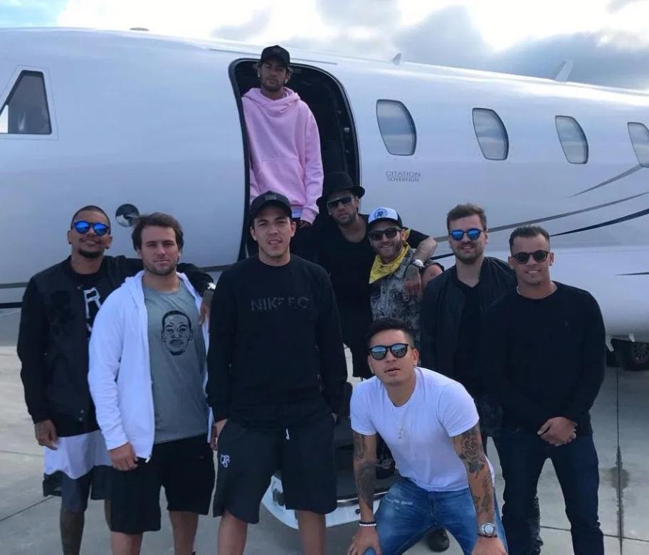 太仗义！内马尔每月给3位死*党**发1万英镑工资同住巴黎豪宅香车美女