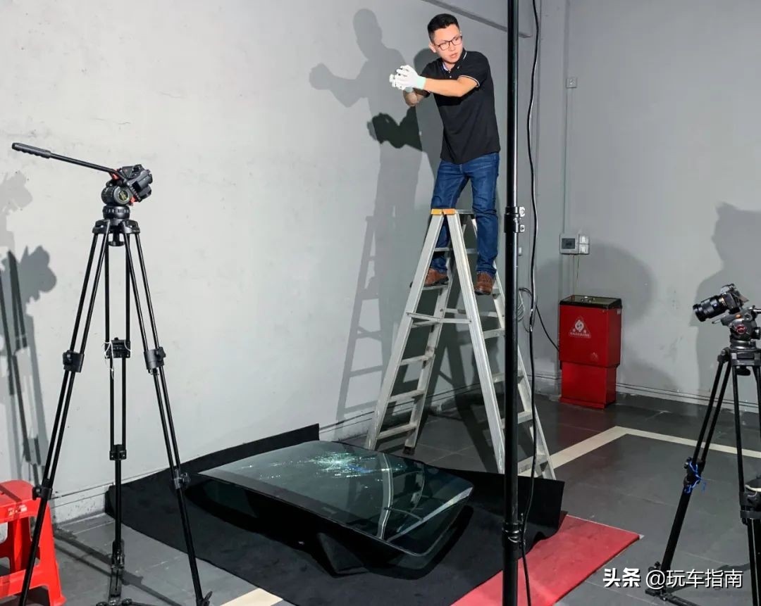 挡风玻璃撞碎,挡风玻璃被石子崩碎了