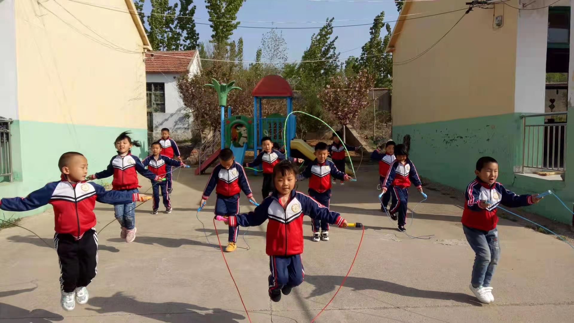 幼儿园大班花样跳绳14人队形,绳彩飞扬跃动跳绳比赛视频