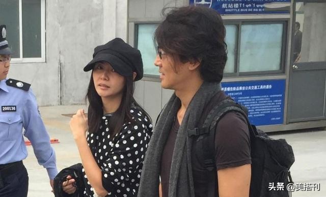 47岁蒙嘉慧状态好真实，素颜和好友像隔辈人，网友：认真老去很美