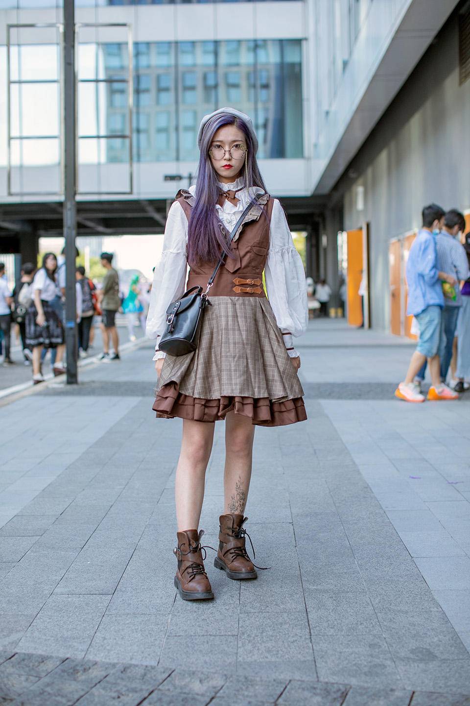 街头二次元时尚穿搭，萝莉塔裙依然大受欢迎，迷彩工装裤格外飒美