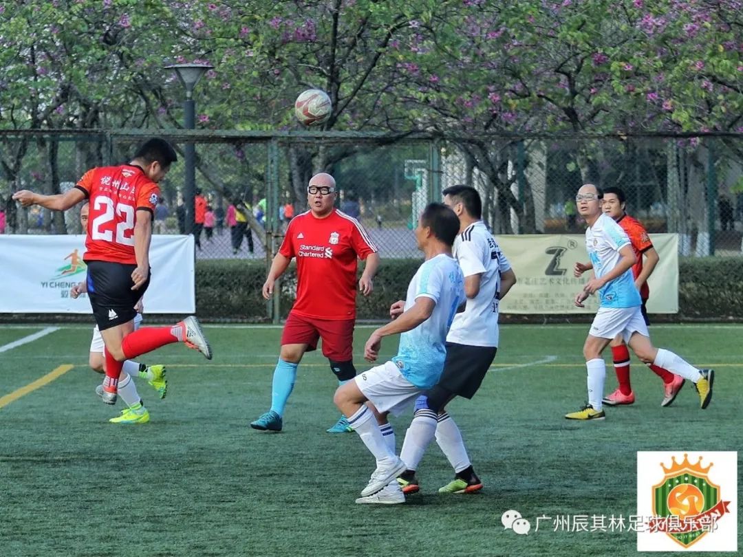 疫情隔离不隔爱主题,足球接力共同抗击疫情