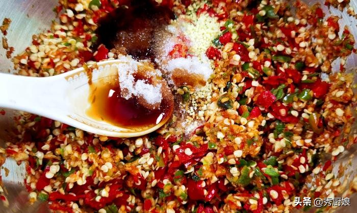 做辣椒酱不放油的做法,辣椒酱的制作方法一斤辣椒多少盐