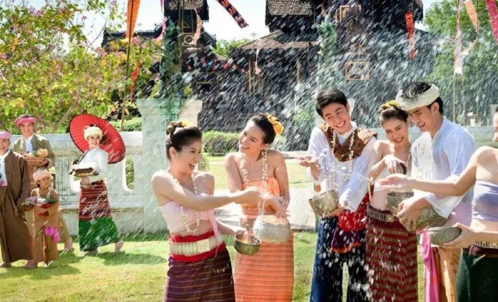 西双版纳泼水节是怎样的来历,西双版纳泼水节的由来和传说