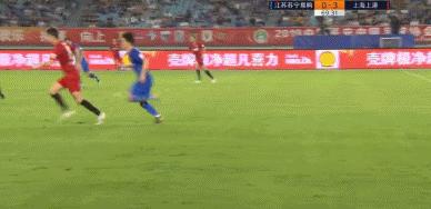 面对近3万江苏球迷的空场抗议，苏宁迎来了一场输球又输人的*案惨**