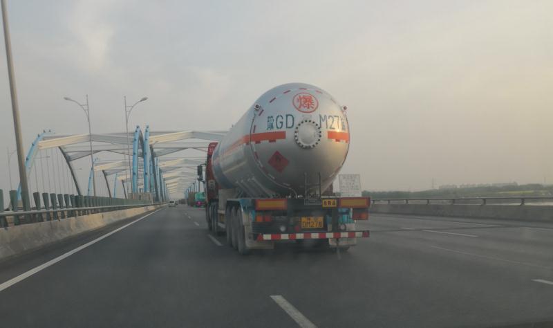 交通执法查处违规运输危险品货车,交警严查货车危化品运输车