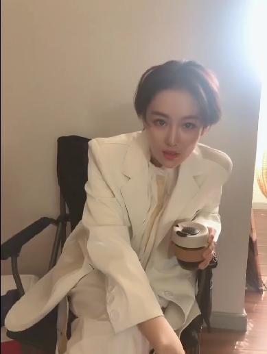 张馨予一头短发霸气登场,张馨予短发配迷彩服英气十足