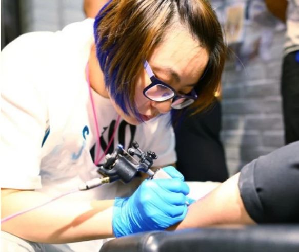 鸽子血纹身一般看不见吗,鸽子血纹身平时真的看不见吗